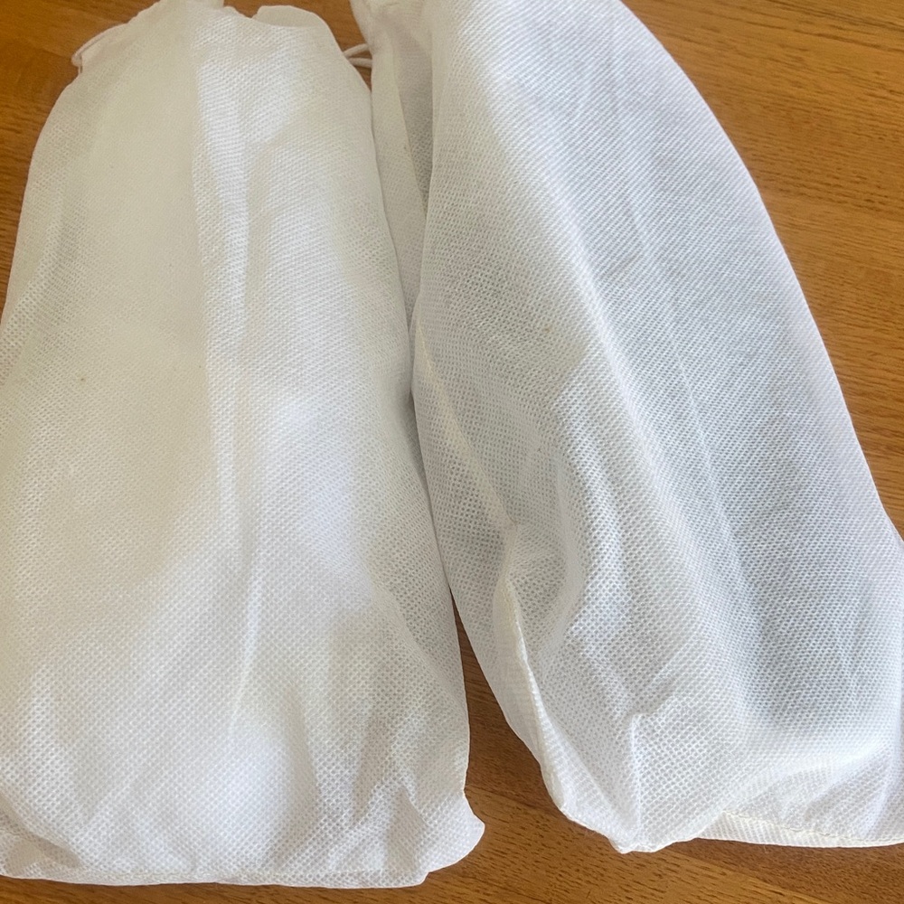 Frette 2 Pair White Plush Slippers - Picture 6 of 6